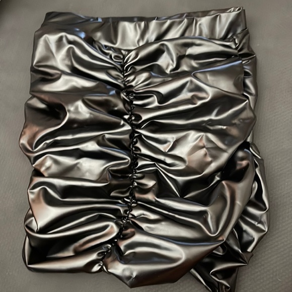 Leather black scrunch skirt - Picture 1 of 2